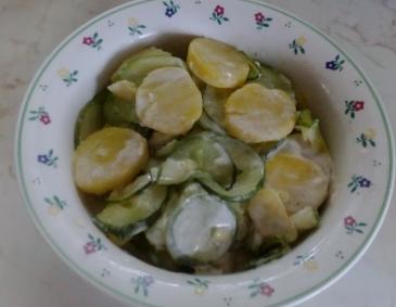 Gurkensalat mit Kartoffeln und Sauerrahm