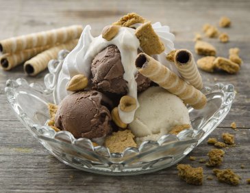 Eisbecher mit Haselnüssen, Joghurt und Keks-Crunch
