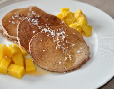 Kokos-Pancakes mit Mangos