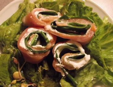 Lachs-Bärlauch-Röllchen auf Salat