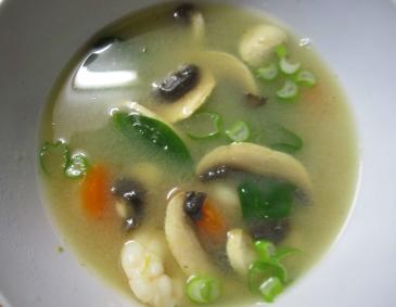 Miso-Suppe mit Gemüse und Garnelen