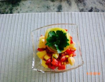 Paprika-Mais-Apfel Salat mit scharfer Chilisauce