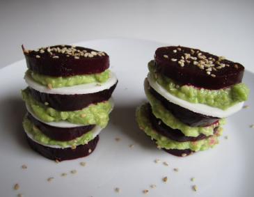 Rote Rüben mit Ziegenkäse und Avocadocreme