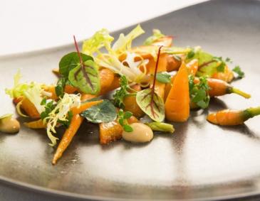 Salat von Baby-Karotten mit Espressocourt