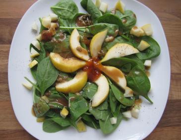 Spinat-Birnen-Salat mit Roquefort-Dressing