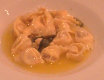 Tortellini mit dreierlei Käse-Füllung
