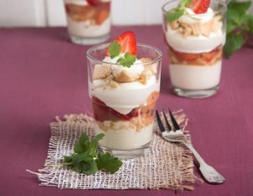 Vanillecreme-Keks-Trifle mit Erdbeer-Rhabarberragout