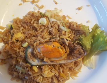 Asiatischer Reis mit Muscheln