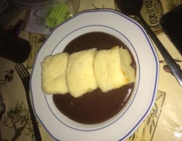 Buchteln in Schokoladensauce