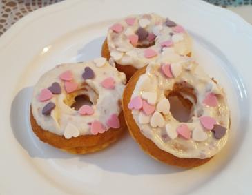 Donuts mit weißer Schokoladenglasur