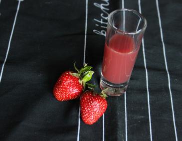 Erdbeer-Rotwein-Likör