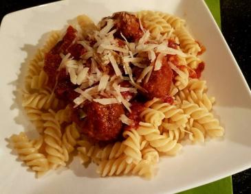Faschierte Bällchen in Tomatensauce