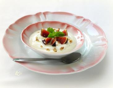 Feigen auf Joghurt mit karamellisierten Walnüssen
