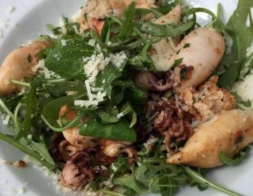 Gebratene Sepia auf Rucola Salat