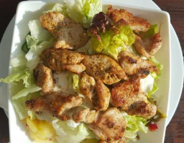 Gemischter Salat mit Hühnerstreifen