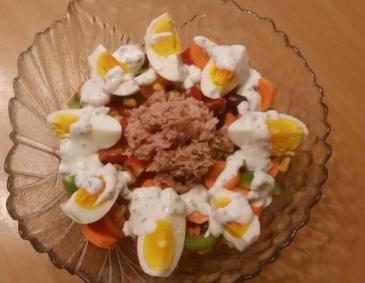 Gemüse-Thunfisch-Salat mit Eiern