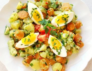 Lauwarmer Kartoffel-Karotten-Salat mit Avocado und Ei