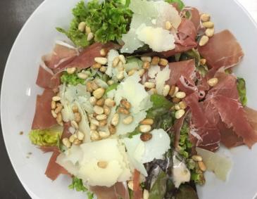 Salat mit Parmaschinken