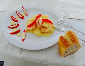 Shrimps-Salat mit Ananas und Curry-Joghurt Mayonnaise