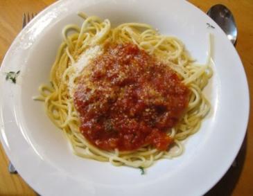 Spaghetti mit scharfer Tomatensauce