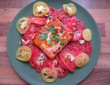Tomatencarpaccio mit Grillkäse