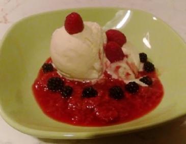 Vanilleeis mit Beeren