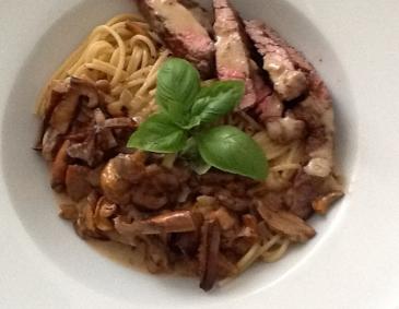 Vollkorn-Spaghetti mit Waldpilzen und Steakstreifen