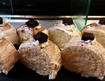 Biskuitrolle mit Vanillecreme