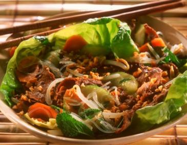 Bò bún - Vietnamesisches Rindfleisch auf Reis-Vermicelli und Salat