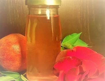 Detox-Granatapfel-Rosenblütenwasser