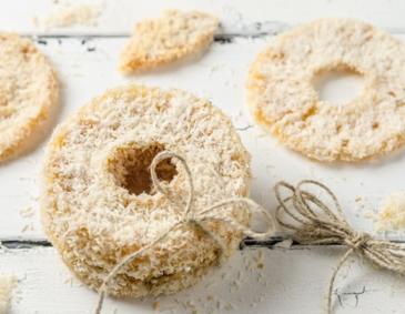 Gedörrte Ananasringe mit Kokos