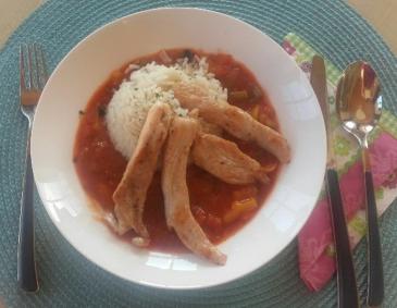 Letscho mit Reis und gebratenen Putenstreifen