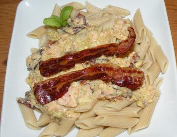 Penne mit Lachssauce und Speck