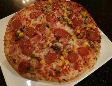 Salami-Pizza mit Champignons