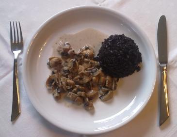 Schwarzer Reis auf Champignon-Rahmsoße