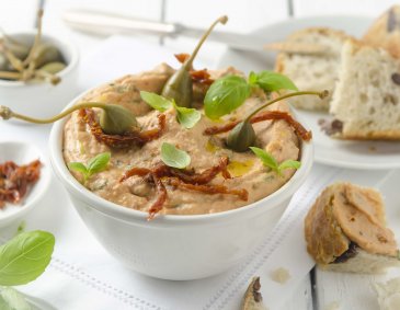 Tomaten-Kapern-Hummus