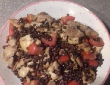 Belugalinsensalat mit Tomaten und Huhn