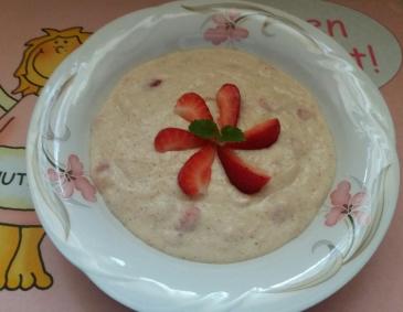 Dinkel-Joghurt-Grießkoch mit Erdbeeren