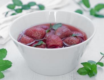 Erdbeer-Rotweinkompott mit Minze