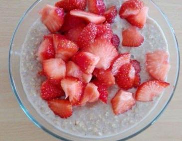 Haferflocken Porridge mit frischen Erdbeeren