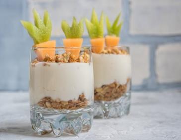 Joghurt-Honig-Creme mit Knuspermüsli und Melone