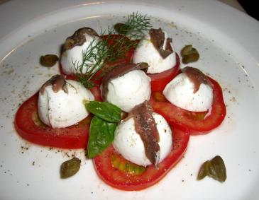 Paradeiser mit Büffelmozzarella-Kugeln und Anchovis