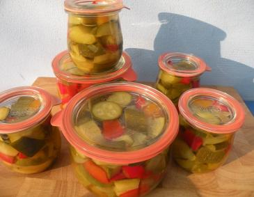 Sauer eingelegter Zucchinisalat