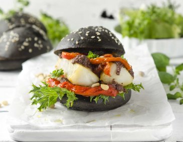 Kabeljau-Burger mit Schmorpaprika und Oliventapenade
