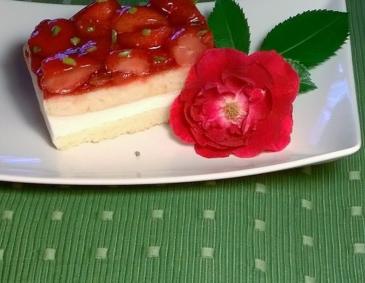 Topfenschnitten mit Erdbeeren und Rosengelee