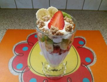 Vanillecreme mit Fruchtcocktail