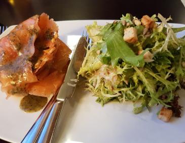 Bunte Salatplatte mit geräuchertem Lachs