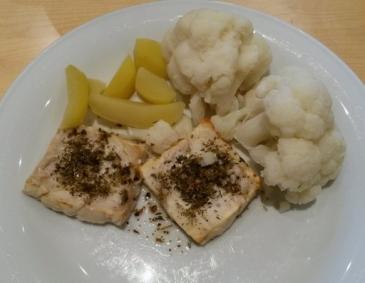 Gegrillter Tofu mit Karfiol und Kartoffeln