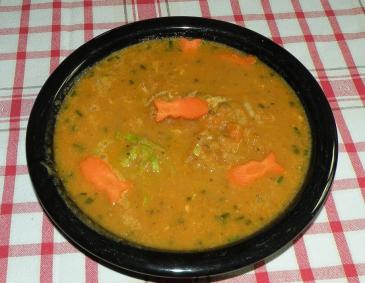 Gemüsesuppe mit Karottenfischchen