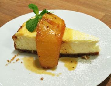Kokos-Cheesecake mit karamellisierter Ananas